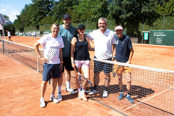 Sportlandesrat Heinrich Dorner (2.v.r.) spielte beim Doppelturnier gemeinsam mit Andreas Goldberger (r.) gegen Matthias Trost (2.v.l.) und Andrea Bauer (Mitte). Geleitet wurden die Spiele von Peter Dopler (l.).