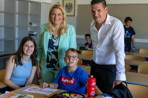 Bildungslandesrätin Mag.a (FH) Daniela Winkler eröffnete die Lern- und Feriencamps 2023.