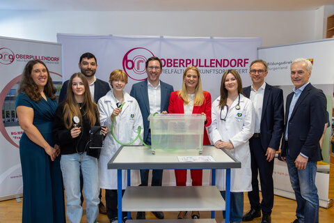 Eva Zvonarits (Lehrerin BG BRG BORG Oberpullendorf), Benjamin Skolik (Lehrerer BG BRG BORG Oberpullendorf), Markus Neuhold (Direktor BG BRG BORG Oberpullendorf), Landesrätin Daniela Winkler, Jürgen Neuwirth (Bildungsdirektion Burgenland), Georg Hahn (Administrator, BG BRG BORG Oberpullendorf) mit Schülerinnen des BORG Oberpullendorf