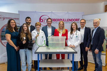 Eva Zvonarits (Lehrerin BG BRG BORG Oberpullendorf), Benjamin Skolik (Lehrerer BG BRG BORG Oberpullendorf), Markus Neuhold (Direktor BG BRG BORG Oberpullendorf), Landesrätin Daniela Winkler, Jürgen Neuwirth (Bildungsdirektion Burgenland), Georg Hahn (Administrator, BG BRG BORG Oberpullendorf) mit Schülerinnen des BORG Oberpullendorf