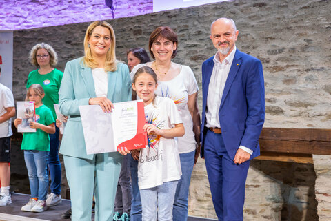 Bildungslandesrätin Mag.a (FH) Daniela Winkler und Bildungsdirektor Mag. Heinz Josef Zitz mit dem Chor der VS Neudörfl
