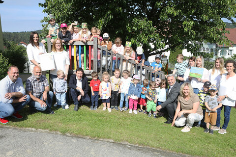 Die Kinder freuten sich sehr über den Besuch von Landeshauptmann-Stv. Mag.a Astrid Eisenkopf (l., stehend), sowie über die Ernennung zum Naturpark-Kindergarten.