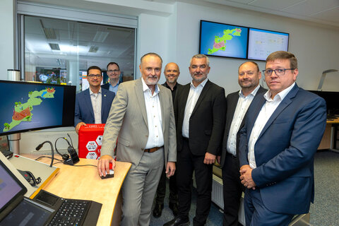 Landeshauptmann Mag. Hans Peter Doskozil und der für Bevölkerungs- und Katastrophenschutz zuständige Landesrat Mag. Heinrich Dorner mit LSZ Technik-Leiter Nikolaus Tittler, MBA, LSZ-Leitstellenleiter Mario Promintzer, MSc, MBA, LSZ-Leiter Ing. Markus Halwax, MBA, Mag. Werner Karner, Abteilungsvorstand Kompetenzzentrum Sicherheit, und Ing. Claus Paar, MSc, Leiter des Hauptreferats Katastrophe, in der LSZ, von wo aus der Zivilschutzalarm ausgelöst wurde.