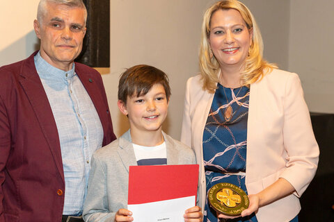 Goldenes Kleeblatt 2018 – Jugendlandesrätin Daniela Winkler und Jugendanwalt Christian Reumann mit Jugend-Sonderpreisträgerin Hanna Domnanovich aus Kroatisch Geresdorf