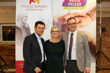 Stellten in Gols das neue Anstellungsmodell für pflegende Angehörige vor: Soziallandesrat Christian Illedits, Pflege- und Sozialberaterin im Bezirk Neusiedl, DGKP Tamara Hadjwasiri, und GF Harald Keckeis, Pflegeservice Burgenland GmbH