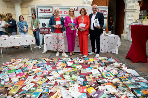 Bildungslandesrätin Mag.a (FH) Daniela Winkler (2.v.l.) besuchte die BookCrossing-Aktion der Burgenländischen Volkshochschulen anlässlich des Weltalphabetisierungstages 2025. Mit ihr am Foto: Geschäftsführerin Mag.a Ursula Foki, Vorstand Dr.in Christine Teuschler (beide Burgenländische Volkshochschulen) und Eisenstadts Bürgermeister, Landtagsabgeordneter Mag. Thomas Steiner (v.l.).