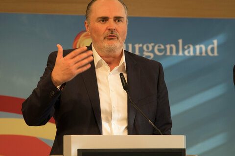 Landeshauptmann Hans Peter Doskozil präsentierte das Gesundheitsberufepaket im Kulturzentrum Eisenstadt.