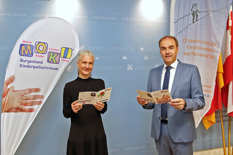Soziallandesrat Leonhard Schneemann und Doris Zoder-Spalek, Obfrau der mobilen Kinderkrankenpflege im Burgenland („MOKI“), machen auf die Situation schwerkranker Kinder und ihrer Familien aufmerksam