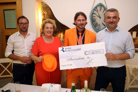 Landesrat Mag. Heinrich Dorner (r.) und Landtagspräsidentin Verena Dunst (2.v.l.) überreichten gemeinsam mit Stegersbachs Bürgermeister Jürgen Dolesch (l.) Tigers-Obmann Andreas Freiberger (2.v.r.) einen Scheck im Wert von 12.900 Euro.