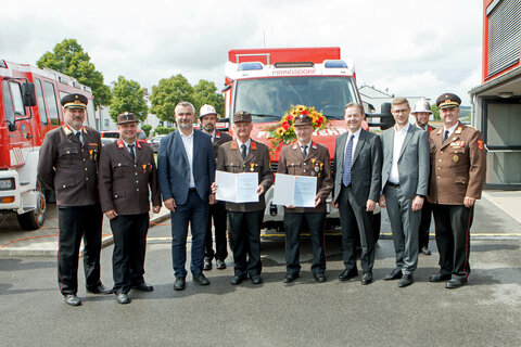 Landesrat Mag. Heinrich Dorner (3.v.l.) mit allen Ehrengästen sowie OBI (Oberbrandinspektor) Alois Ratz (5.v.l.) aus Langeck und HLM (Hauptlöschmeister) Christian Fraller (6.v.l.). Fraller erhielt die Ehrenmedaille der Burgenländischen Landesregierung für 25 Jahre Zugehörigkeit zur Freiwilligen Feuerwehr überreicht, Ratz für 50 Jahre.