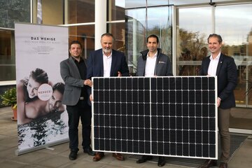 Ing. Andreas Schneemann, MSC, Landeshauptmann Mag. Hans Peter Doskozil, Energie Burgenland-Vorstandsvorsitzender Mag. Dr. Stephan Sharma und REDUCE-Geschäftsführer Mag. Andreas Leitner präsentierten ein Photovoltaik-Paneel im Rahmen der Pressekonferenz über die neue Photovoltaikanlage im REDUCE Gesundheitsresort Bad Tatzmannsdorf. (v. l. n. r.)