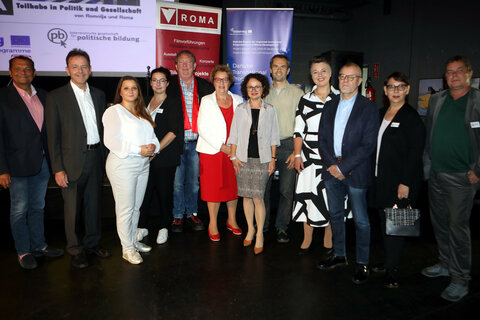 „Internationaler Roma-Tag 1“: NEOS-Landessprecher Edi Posch, NR Dipl.Ing. Nikolaus Berlakovich (Volksgruppen-Sprecher des Österreichischen Nationalrats, ÖVP), Romapastoral-Leiterin Manuela Horvath (Diözese Eisenstadt), Katharina Graf-Janoska, Horst Horvath, Landtagspräsidentin Verena Dunst, Landtagsabgeordnete Elisabeth Trummer, Landtagsabgeordneter Wolfgang Spitzmüller, Dipl.-Ing.in Olga Voglauer (Volksgruppen-Sprecherin des Österreichischen Nationalrats, Grüne), Dr. Harald Troch (Volksgruppen-Sprecher des Österreichischen Nationalrats, SPÖ), Marion Dworzack und Andreas Lehner