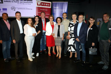 „Internationaler Roma-Tag 1“: NEOS-Landessprecher Edi Posch, NR Dipl.Ing. Nikolaus Berlakovich (Volksgruppen-Sprecher des Österreichischen Nationalrats, ÖVP), Romapastoral-Leiterin Manuela Horvath (Diözese Eisenstadt), Katharina Graf-Janoska, Horst Horvath, Landtagspräsidentin Verena Dunst, Landtagsabgeordnete Elisabeth Trummer, Landtagsabgeordneter Wolfgang Spitzmüller, Dipl.-Ing.in Olga Voglauer (Volksgruppen-Sprecherin des Österreichischen Nationalrats, Grüne), Dr. Harald Troch (Volksgruppen-Sprecher des Österreichischen Nationalrats, SPÖ), Marion Dworzack und Andreas Lehner