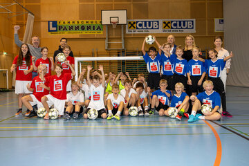 Johann Füzi, Sportlicher Leiter BFV, LRin Mag.a (FH) Daniela Winkler und Direktorin Margit Luisser, MEd, M.A., mit sportbegeisterten Schüler*innen und ihren Trainern.