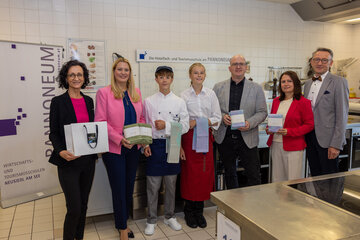 Alexandra Laminger, Direktorin, des Pannoneums Neusiedl am See, Landesrätin Daniela Winkler, Marco Talasz, Geschäftsführer für Produktion, Personal und Finanzen bei der VOSSEN GmbH & Co. KG, Edith Bors, Fachvorständin für Wirtschaft am Pannoneum Neusiedl am See, Herbert Krammer, Fachvorstand für Tourismus am Pannoneum Neusiedl am See mit Schülerinnen und Schülern.