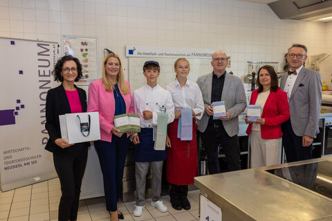 Alexandra Laminger, Direktorin, des Pannoneums Neusiedl am See, Landesrätin Daniela Winkler, Marco Talasz, Geschäftsführer für Produktion, Personal und Finanzen bei der VOSSEN GmbH & Co. KG, Edith Bors, Fachvorständin für Wirtschaft am Pannoneum Neusiedl am See, Herbert Krammer, Fachvorstand für Tourismus am Pannoneum Neusiedl am See mit Schülerinnen und Schülern.