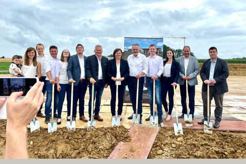 Landeshauptmann Hans Peter Doskozil, Bürgermeister Marc Hoppel sowie Familie Dunst beim Spatenstich für den Neubau der Firmenzentrale der Dunst KFZ u. Hydraulik GmbH