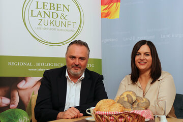 Landeshauptmann Hans Peter Doskozil und Agrarlandesrätin Astrid Eisenkopf zum Start der Bio-Wende im Burgenland (v.l.).