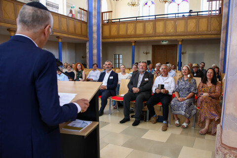 Hörten aufmerksam dem Vortrag des Oberkantor Shmuel Barzilai zu (1. Reihe v. l.): Landesrat Mag. Heinrich Dorner, Alfred Lang, BA, Burgenländische Forschungsgesellschaft, David Walles mit Gattin Chana Walles und Schwester Yael Woolf