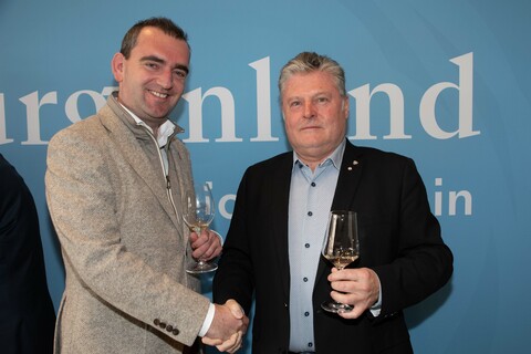 Ök. Rat Andreas Liegenfeld, Präsident des Burgenländischen, und der neue Wein Burgenland Obmann Herbert Oschep mit den Vorstandsmitgliedern Georg Prieler (l.), Christoph Salzl (2.v.l.), KR Georg Menitz (3.v.l.), Alexander Fischer (4.v.l.) und Albert Gesellmann (r.)
