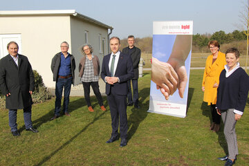 Miteinander für psychische Gesundheit: Werner Friedl, Bürgermeister Zurndorf, Robert Kroiss, Vorstand „Burgenland-Netzwerk-Sozial“, Andrea Birkmann, Vorstand „Burgenland-Netzwerk-Sozial“, Soziallandesrat Dr. Leonhard Schneemann, Dr. Gustav Neubauer, Vorstand „Burgenland-Netzwerk-Sozial“, DSA Petra Prangl, MBA, Geschäftsführerin pro mente Burgenland, und MMag.a Eva Blagusz, Obfrau pro mente Burgenland (v.l.).