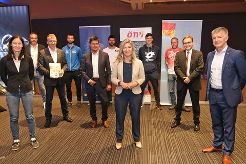 Marion Maruska, ÖTV-Sportkoordination & Nachwuchs, Fed-Cup-Kapitänin, ORF-Rechte-Experte Martin Szerencsi, Veranstalter und ÖTV-Vizepräsident Günter Kurz, Jurij Rodionov, LR Christian Illedits, Jürgen Melzer, ÖTV-Präsidentin Mag. Christina Toth, Sebastian Ofner, Stefan Koubek, CEO Jürgen Irsigler vom Titelsponsor ADMIRAL Sportwetten, ÖTV-GF Thomas Schweda
