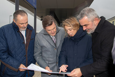 Bildtext Attraktivierung Mattersburger Bahn 3: Landeshauptmann Hans Peter Doskozil, Bundesminister Peter Hanke und Landesrat Heinrich Dorner mit ÖBB-Projektleiterin Luzie Kneifel.