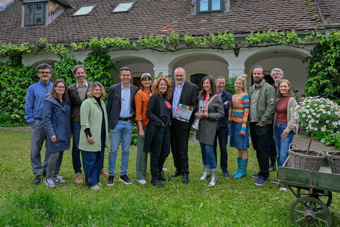 Beim Drehstart zum Gartenkrimi "Zuagroast": Manuel Rubey (Schauspieler), Dani Purer und Florian Gebhardt (Produzent:innen Gebhardt Productions), Claudia Priber (GF Kulturbetriebe Burgenland), Didi Tunkel (GF Burgenland Tourismus), Eva Maria Marold (Schauspielerin), Claudia Jüptner-Jonstorff (Regie),  Landeshauptmann Hans Peter Doskozil, Martina Parker (Roman-Autorin), Oliver Svec (Director ATV Entertainment),  Hilde Dalik (Schauspielerin), Lukas Bertha-Bürfent (Redakteur Joyn), Andy Löv (Kameramann), Julia Koch (Schauspielerin)