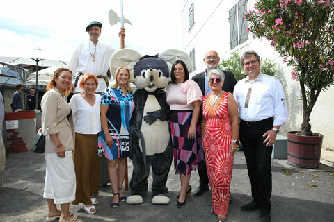 Familienlandesrätin Daniela Winkler und Landeshauptmannstellvertreterin Astrid Eisenkopf bei der Eröffnung von Burg Forchtenstein Fantastisch 2024 (v.l.): Maria Hauf, Burg Forchtenstein Management GmbH, Christa Prets, Vorsitzende „Burg Forchtenstein Fantastisch“ – Verein für Leben wie früher gemeinsam erleben (2.v.l.), Familienlandesrätin Daniela Winkler, Burgmaus Forfel, Landeshauptmannstellvertreterin Astrid Eisenkopf, Dir. Herbert Zechmeister, Geschäftsführer Burg Forchtenstein Management GmbH, Bürgermeisterin Ulrike Kitzinger (Sigleß) und Forchtensteins Bürgermeister Rüdiger Knaak