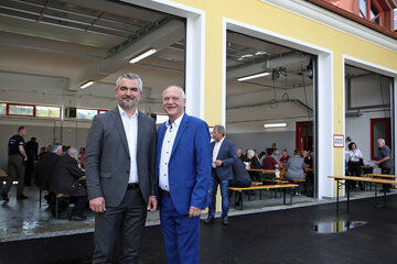 Landesrat Heinrich Dorner eröffnete gemeinsam mit Bürgermeister Wolfgang Sodl das neu umgebaute Feuerwehrhaus in Olbendorf offiziell.