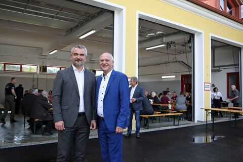 Landesrat Heinrich Dorner eröffnete gemeinsam mit Bürgermeister Wolfgang Sodl das neu umgebaute Feuerwehrhaus in Olbendorf offiziell.