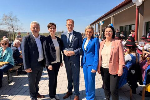 Landesrat Dr. Leonhard Schneemann und Unterkohlstättens Bürgermeister Christian Pinzker bei der Eröffnung des Pflegestützpunktes Unterkohlstätten.