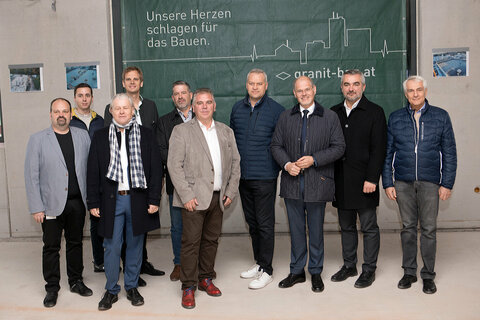 Landesrat Heinrich Dorner (2.v.r.), Manfred Degendorfer (6.v.l.), Stephan Kriwanek (r.) und Franz Öller (3.v.r.) mit allen Protagonisten im Innenbereich des Neubaus in der Klinik Oberpullendorf.