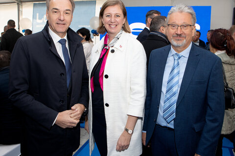 Wirtschafts-Landesrat Dr. Leonhard Schneemann mit Staatssekretärin MMag.a Barbara Eibinger-Miedl und Horitschons Bürgermeister Gerhard Petschowitsch, MSc (v.l.).