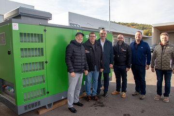 Roland Schey, Werkstättenleiter am Standort Stoob der Baudirektion Burgenland, DI Gerald Gebhardt, Leiter Bau und Betrieb Nord der Baudirektion Burgenland, Referatsleiter Ing. Jürgen Glöckl von der Baudirektion, Ing. Claus Paar, MSc, Hauptreferatsleiter für Katastrophenschutz und Krisenmanagement der Abteilung 8 - Kompetenzzentrum Sicherheit, Infrastrukturlandesrat Mag. Heinrich Dorner und Baudirektor DI (FH) Wolfgang Heckenast vor dem neuen Notstromaggregat am Standort Stoob.