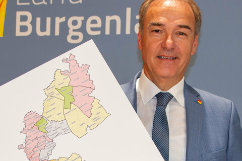 Soziallandesrat Dr. Leonhard Schneemann präsentierte die Aufteilung der neuen Pflegeregionen.