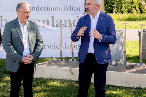Landesrat Heinrich Dorner bei der Spatenstichfeier.