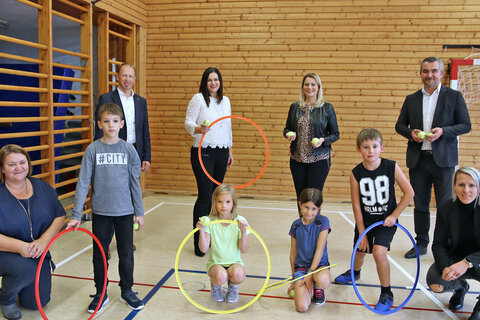 Auftakt für das „URFIT“-Wintersemester in der Volksschule Steinbrunn.  Auftakt für das „URFIT“-Wintersemester in der Volksschule Steinbrunn. hinten v.l.: FI Mag. Harald Ziniel, Bildungsdirektion Burgenland, LH-Stv.in Mag.a Astrid Eisenkopf, LRin Mag.a Daniela Winkler, LR Mag. Heinrich Dorner. Vorne, 1.v.l.: Direktorin Isabella Radatz-Grauszer, Kinder der Volksschule Steinbrunn, Niki Trimmel