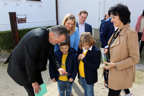 Bastian und Sandro zeigen Landeshauptmann Doskozil und Landesrätin Winkler die Videos,