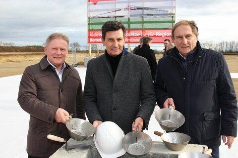 Bei der Grundsteinlegung für das Zentrallagerprojekt des Möbelhauses XXXLutz in Zurndorf wurde eine von Landesrat Christian Illedits in Vertretung von Landeshauptmann Hans Peter Doskozil, Landeshauptmann a.D. Hans Niessl, Landesrätin Mag.a (FH) Daniela Winkler, Landesrat Heinrich Dorner, Landesrat MMag. Alexander Petschnig, Bgm. LAbg. Werner Friedl, XXXLutz Unternehmenssprecher Mag. Thomas Saliger und Dr. Alois Knauseder, Leiter der XXXLutz Bauabteilung, unterzeichnete Urkunde in das Fundament einbetoniert