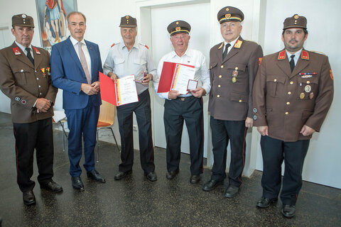 Bürgermeister Franz Wachter, Landesrat Dr. Leonhard Schneemann, Bezirksfeuerwehrkommandant OBI Wolfgang Kinelly und Feuerwehrkommandant OBI Daniel Weber (v.l.) überreichten den ehemaligen Feuerwehrkommandanten OBI Herbert Vögl und OBI Alfred Palkovits das Feuerwehr-Verdienstkreuz des Burgenländischen Landesfeuerwehrverbandes.