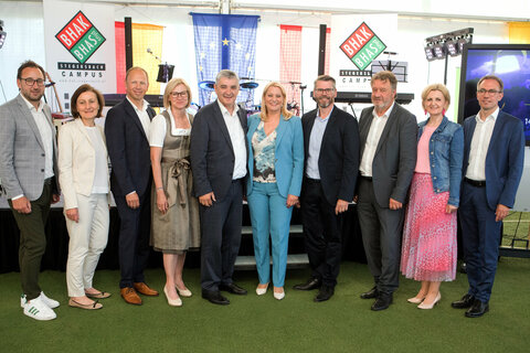 egersbachs Bürgermeister Jürgen Dolesch, Geschäftsführerin der Krebshilfe Burgenland Mag.a Andrea Konrath (ehemalige Schülerin der HAK Stegersbach), FI Mag. Harald Ziniel (Fachinspektor für Bewegung und Sport, AHS, BMHS, Bildungsdirektion Burgenland), Schulqualitätsmanagerin Martina Bugnits (Bezirke Güssing und Jennersdorf, Bildungsdirektion Burgenland), 2. Landtagspräsident, Landtagsabgeordneter Walter Temmel, Bildungslandesrätin Mag.a (FH) Daniela Winkler, HAK/HAS-Direktor Mag. Chris Wagner, Bildungsdirektor HS OSR Alfred Lehner, BEd MA (Bildungsdirektion Burgenland), w.HRin Mag.a Sandra Steiner (Leiterin des Präsidialbereichs, Bildungsdirektion Burgenland) und HR Mag. Jürgen Neuwirth (Leiter des Bereichs Pädagogischer Dienst, Bildungsdirektion Burgenland).