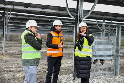 Landeshauptmann-Stellvertreterin Anja Haider-Wallner beim Besuch des Agri-PV-Wind-Parks in Tadten/Wallern mit Stephan Sharma, CEO der Burgenland Energie, und DI Matthias Grün, Vorsitzender des Vorstandes Esterhazy Betriebe AG