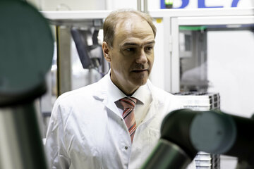 LR Leonhard Schneemann bei der Firma BECOM in Hochstraß - einem Electronic-Engineering-, Manufacturing- und Service-Unternehmen für Industriekunden 