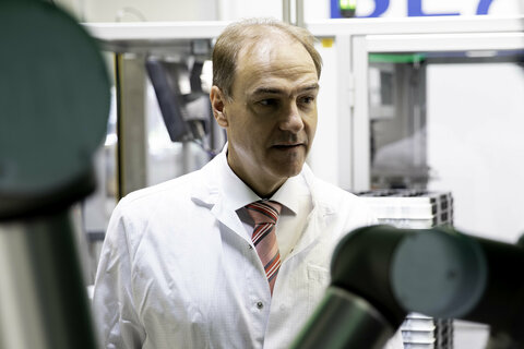 LR Leonhard Schneemann bei der Firma BECOM in Hochstraß - einem Electronic-Engineering-, Manufacturing- und Service-Unternehmen für Industriekunden.