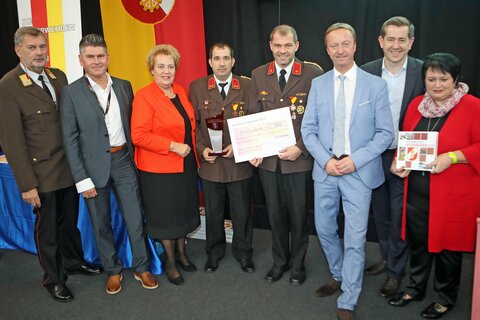 Landesfeuerwehrkommandant Alois Kögl, Landtagspräsidentin Verena Dunst (v.l.) und Landeshauptmann-Stellvertreter Johann Tschürtz (3.v.r.) mit Vertretern der Ortsfeuerwehr sowie Bürgermeister der Großgemeinde Lockenhaus, Christian Vlasich (2.v.r.).