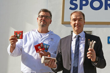 LR Dr. Leonhard Schneemann und Michael Bock von Ritter Sport in Breitenbrunn