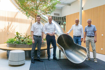 Wirtschaftslandesrat Dr. Leonhard Schneemann beim Besuch im neuen MAM-Forschungs- und Entwicklungszentrum in Großhöflein. V.l.: Mag. Herfried Schwarz, Business Owner Breastfeeding, LR Dr. Leonhard Schneemann, Bgm. Heinz Heidenreich, Norbert Polatschek, MAM-Head of technical research and project leader