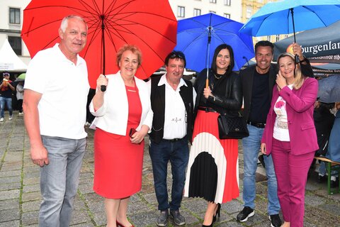 Veranstalter Joe Furtner, Landtagspräsidentin Verena Dunst, Karl Kanitsch, Landeshauptmann-Stellvertreterin Astrid Eisenkopf, Burgenland Tourismus-Geschäftsführer Didi Tunkel und Landesrätin Daniela Winkler (v.l.).