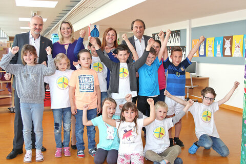 Bildungsdirektor Mag. Heinz Josef Zitz, Bildungslandesrätin Mag.a (FH) Daniela Winkler, Direktorin Petra Schmidt, BEd und LAbg. Bgm. Werner Friedl mit Kindern der Volksschule Zurndorf